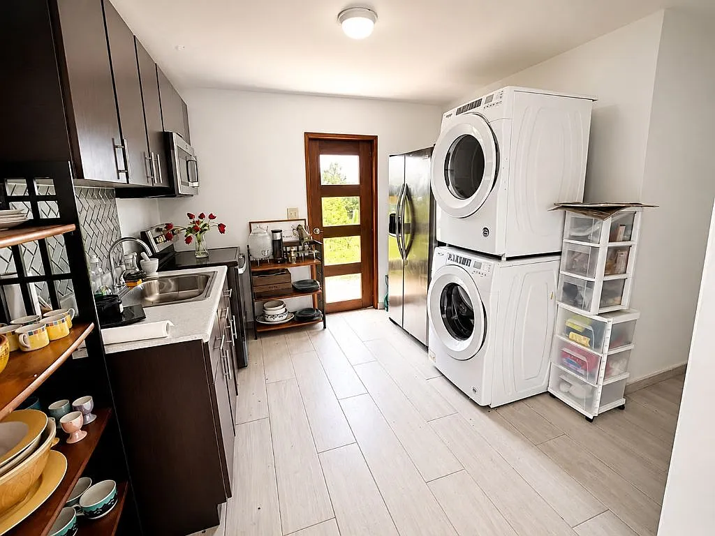 3 bed, 1.0 bath, 915 sqft, $2,000 — Photo 2
