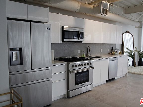 5th image of 1130 S Flower St APT 403