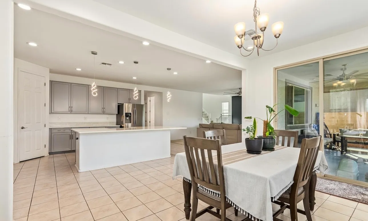 4 bed, 2.5 bath, 3070 sqft, $1,550 — Photo 4