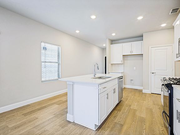 5th image of 801 McKenna Dr