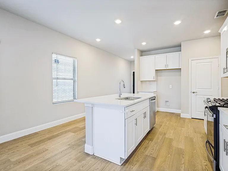 801 McKenna Dr — Photo 5