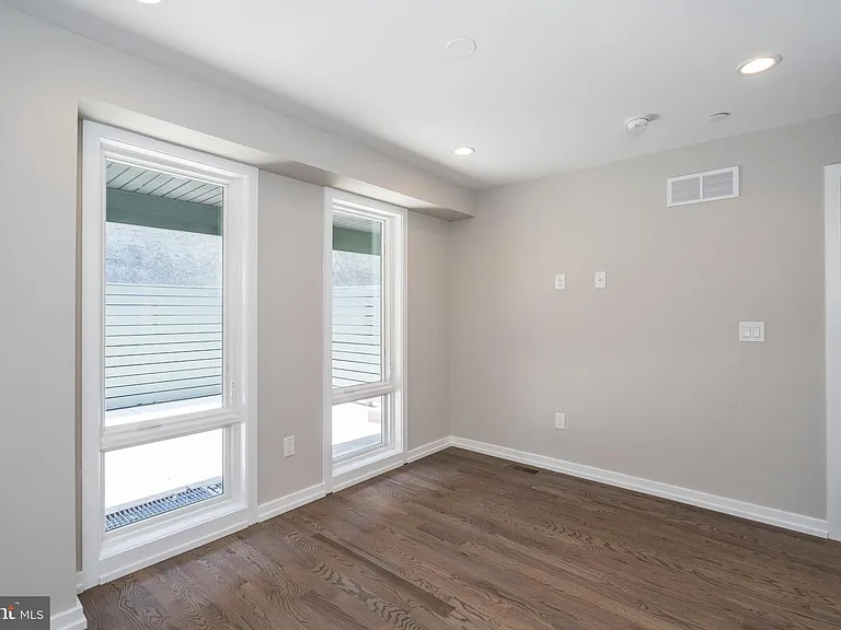 1434 Clymer St #1 — Photo 10