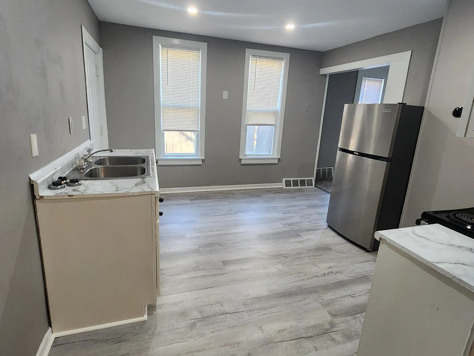 2 bed, 1.5 bath, 1000 sqft, $1,050 — Photo 3