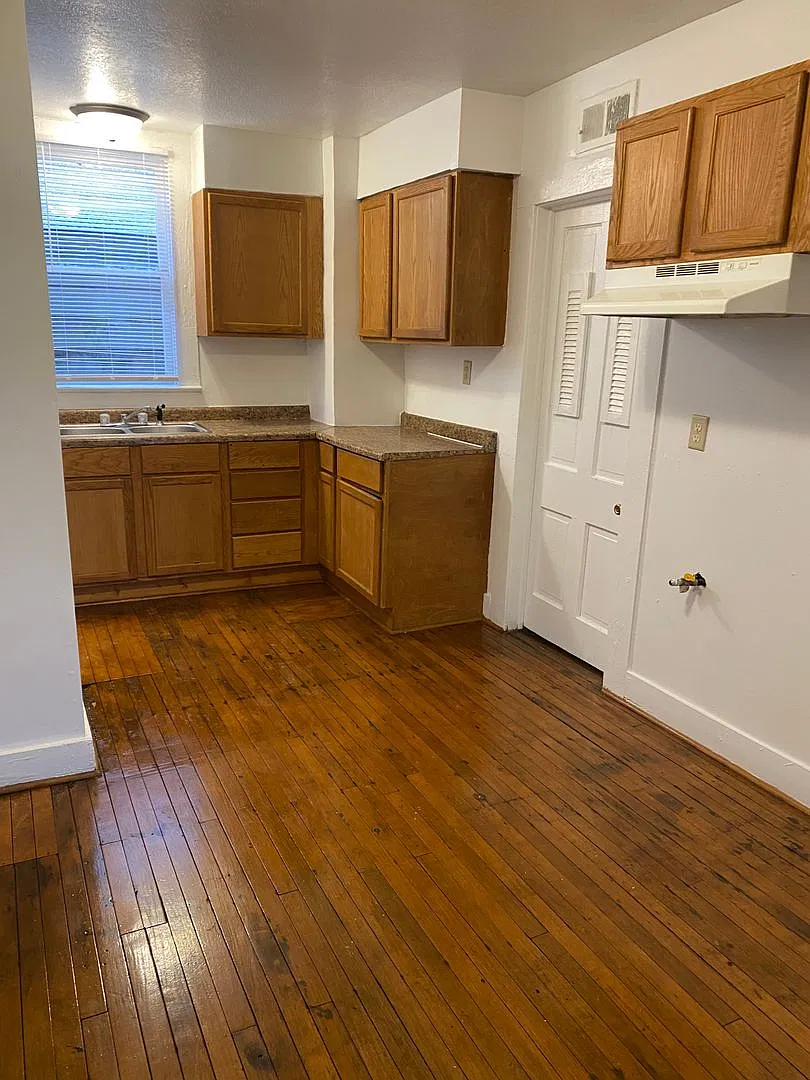Vintage One Bedroom Located at 1515 Tecumseh St — Photo 3