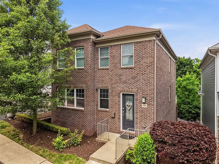 390 Bradley St — Photo 1