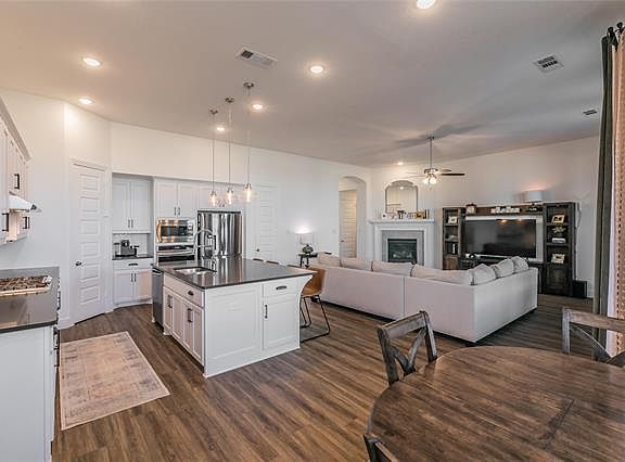 5th image of 1127 Canterbury Ln