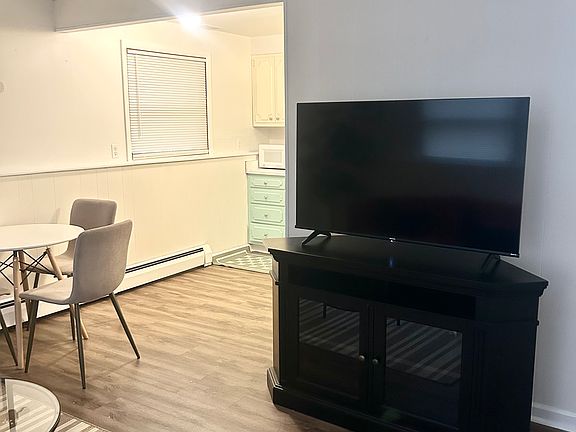 3rd image of 305 17th St NE #2