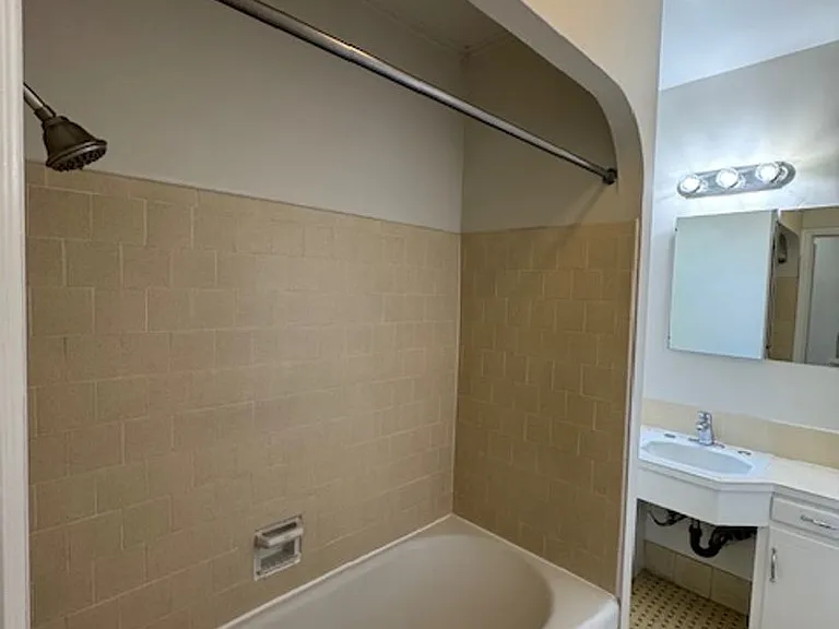 1257 N Van Ness Ave — Photo 28