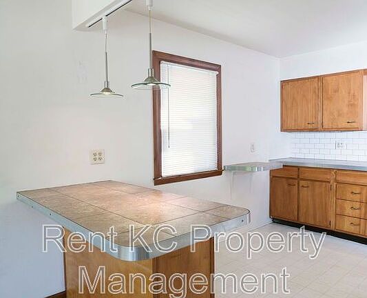 4th image of 5540 N Garfield Ave