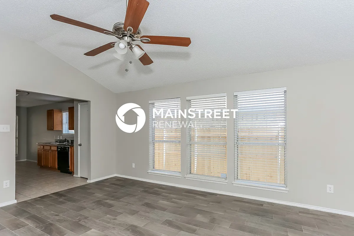 Living Room - 5725 Northfield Dr