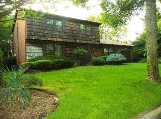 27 Cedar Ridge Ln, Dix Hills, NY 11746