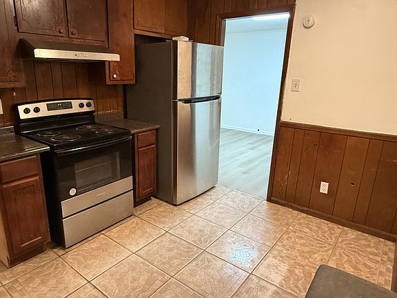 5th image of 3633 Woodley Rd