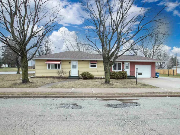 105 E Cedar St, Hortonville, WI 54944
