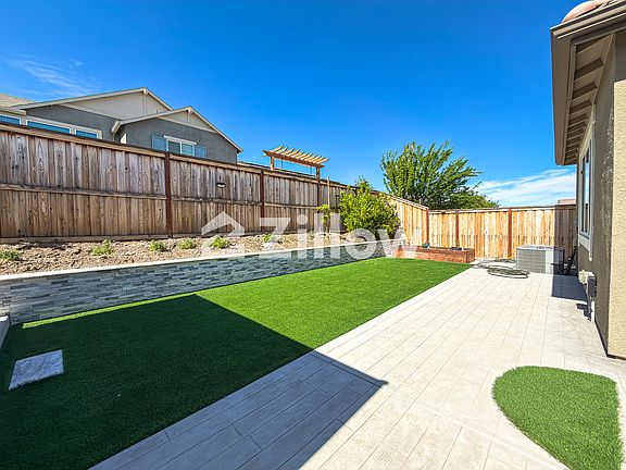 3rd image of 2665 Luna Ave