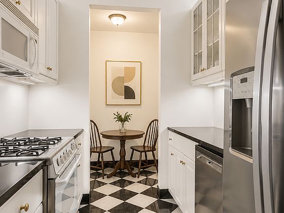 3rd image of 250 E 54th St APT 18F