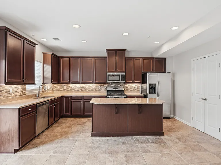 2305 Pointe View Dr — Photo 16