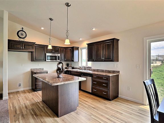 5th image of 2572 Canterbury Dr