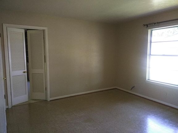 3rd image of 1521 Meadow Dr