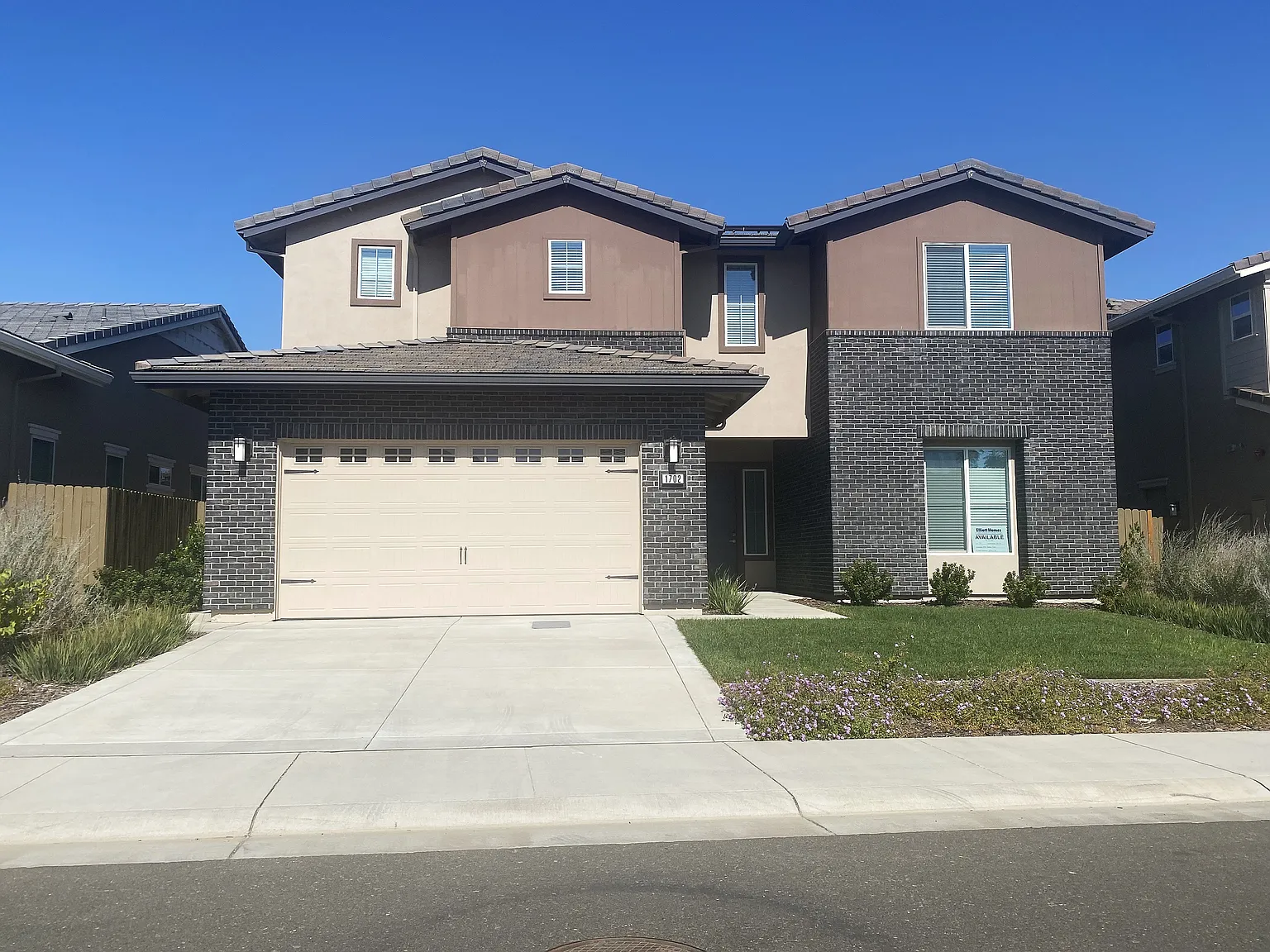 1702 Seneca Cir photo 1