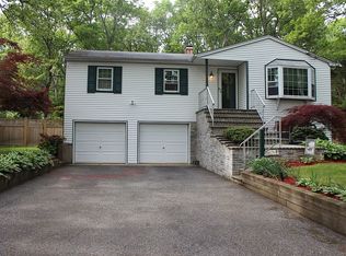 33 Roseville Ave, Saint James, NY 11780