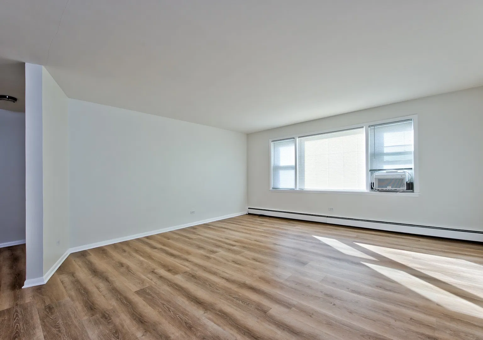 Beautiful 1 Bed/1 Bath In The Heart Of Des Plaines With Free Heat/Parking....Must See!! — Photo 1