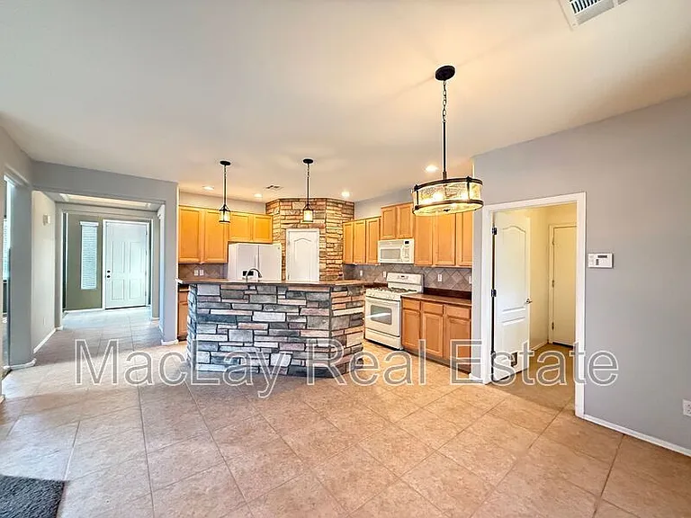 19641 E Carriage Way — Photo 4