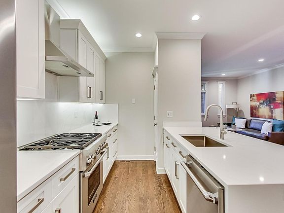 5th image of 639 W Melrose St APT 2N