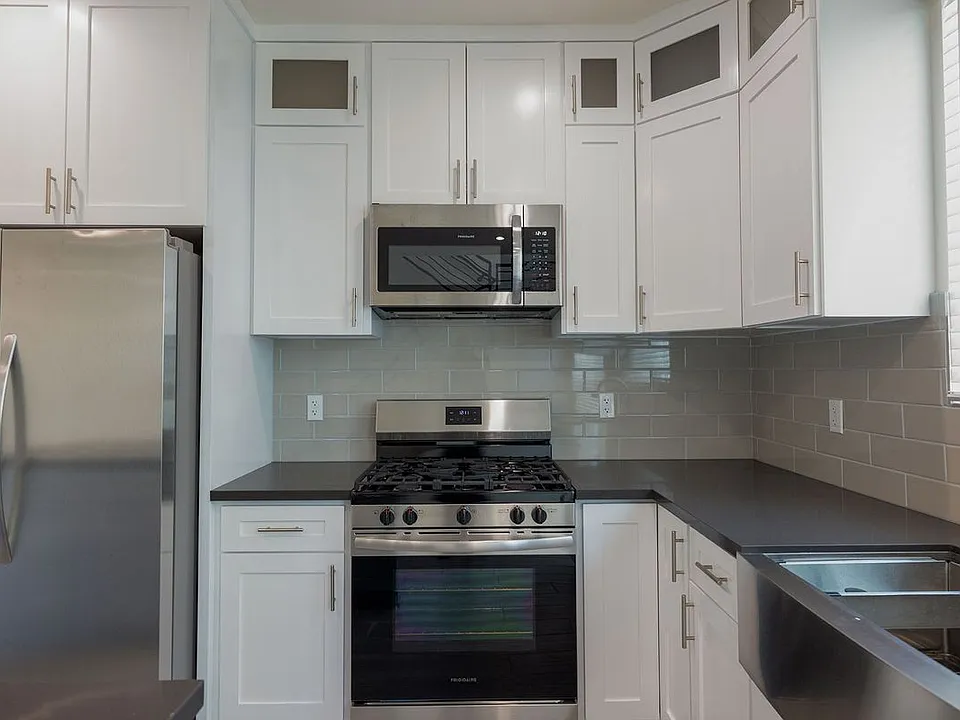 1130 1/2 W 39th St