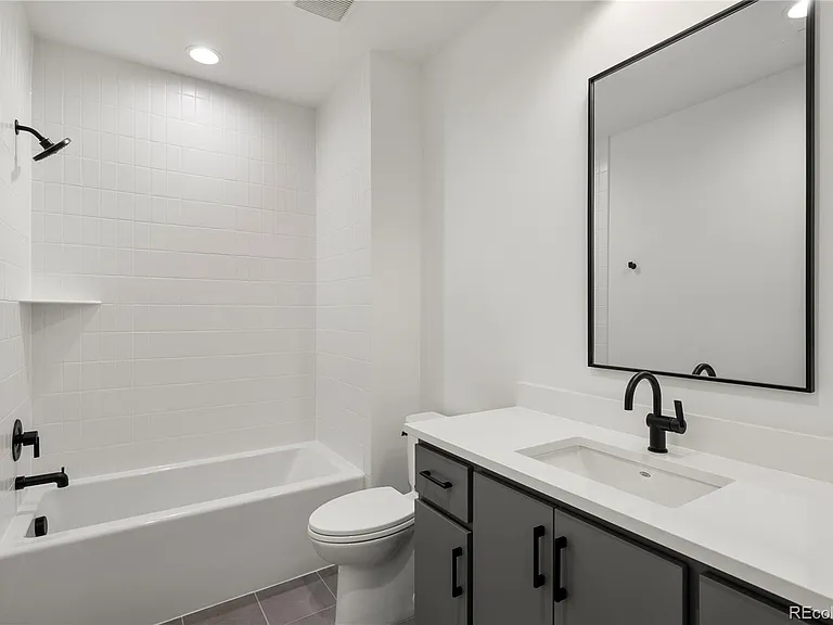 588 Adams St — Photo 16