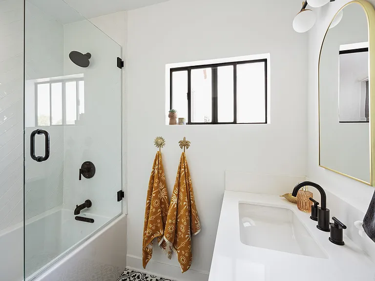 bathroom 1 tub/shower combo