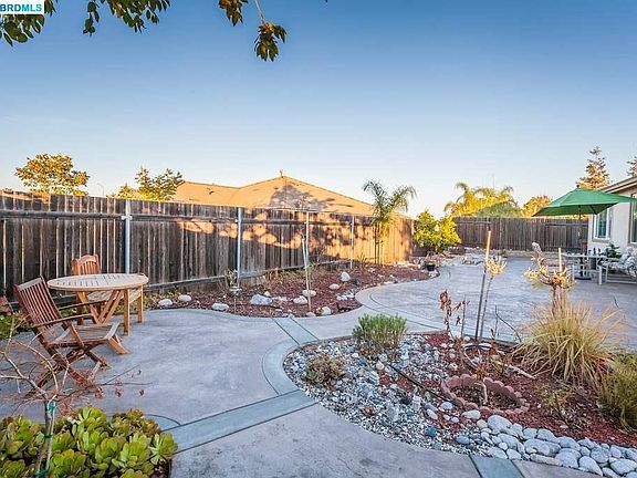 Nice and private. Back yard fence is shared with another homes FRONT YARD.