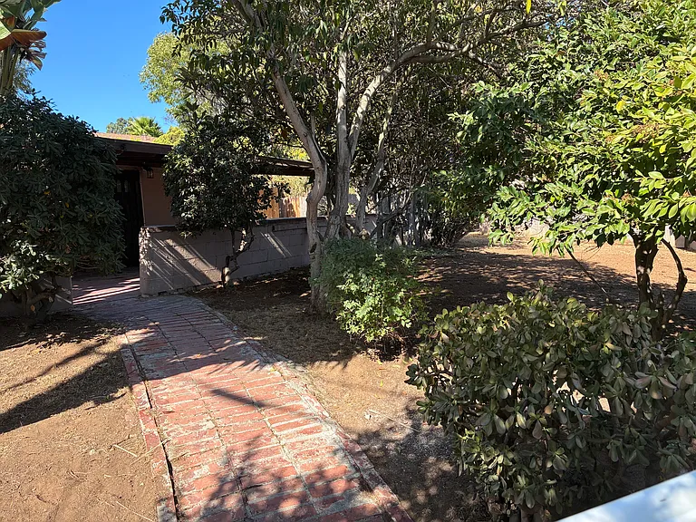 819 W Vista Way — Photo 2