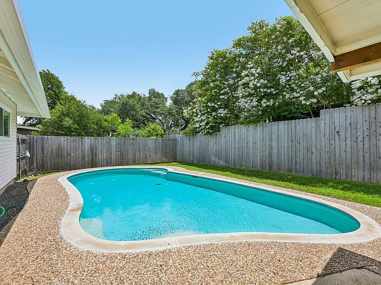 2717 Charlesworth Dr — Photo 35