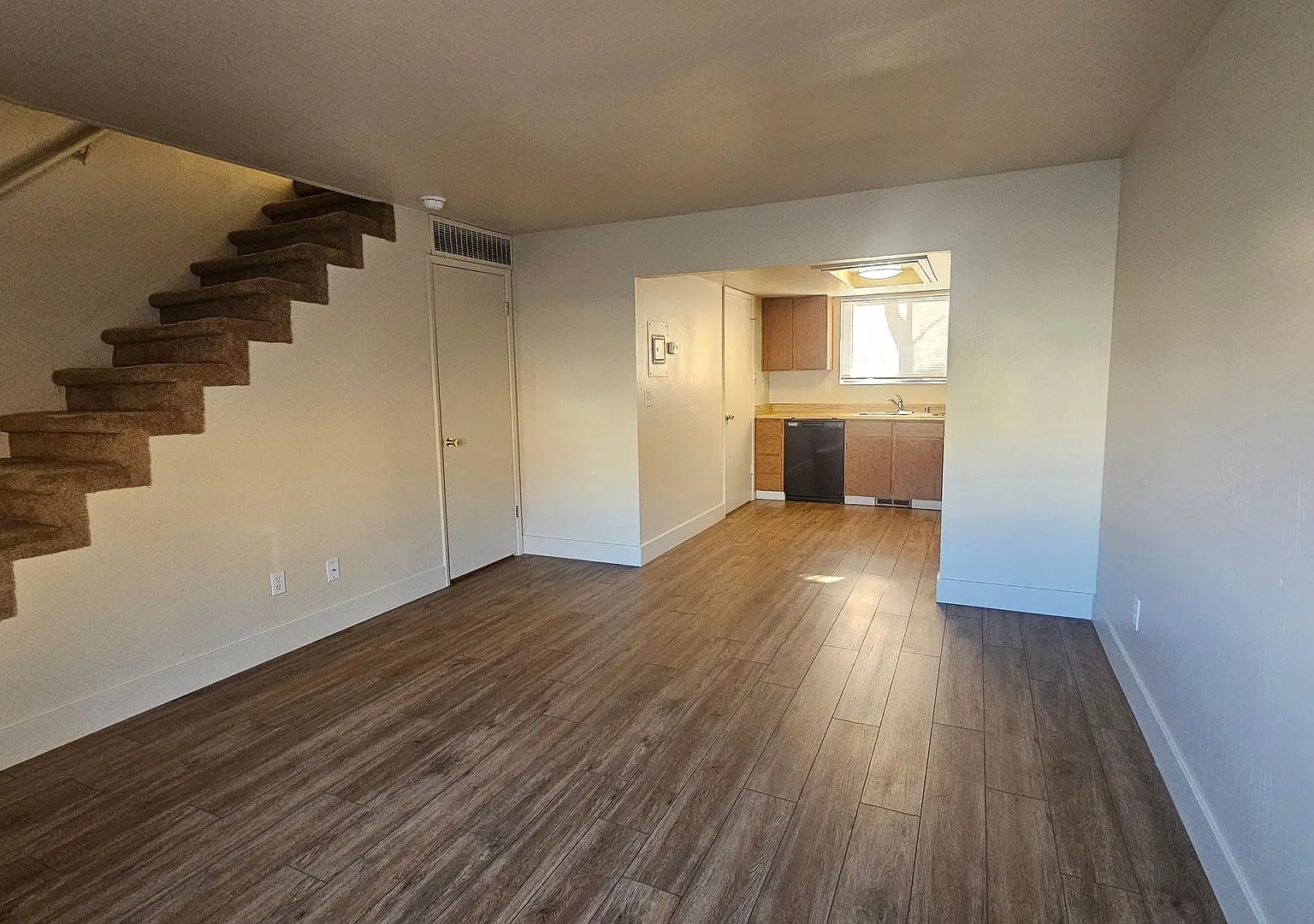 Immaculate Townhome Close To UNR — Photo 2