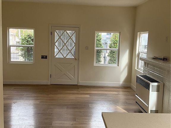 3rd image of 620 W 41st Pl