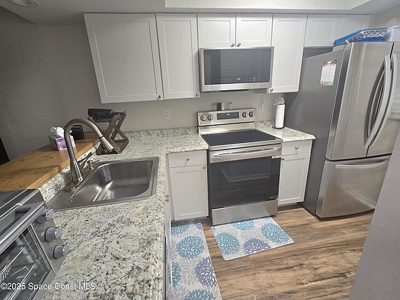 3rd image of 3081 Sir Hamilton Cir #10
