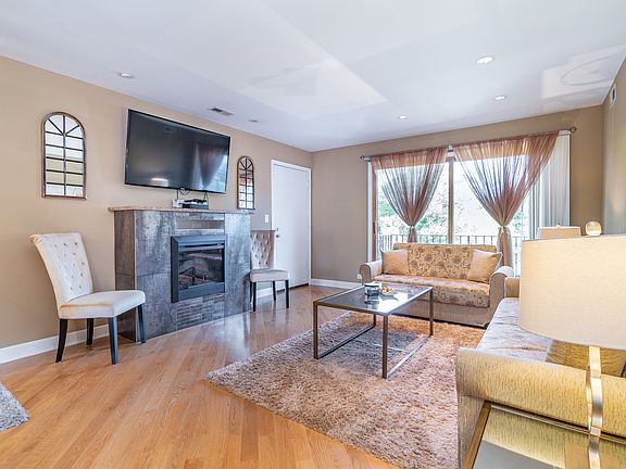4th image of 4114 Cove Ln APT B