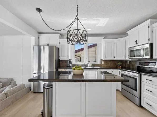 240 W Canniff Pl SW, Calgary, AB T2W 2L8