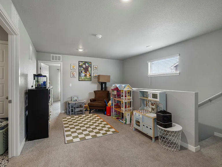 253 Molinar St — Photo 10
