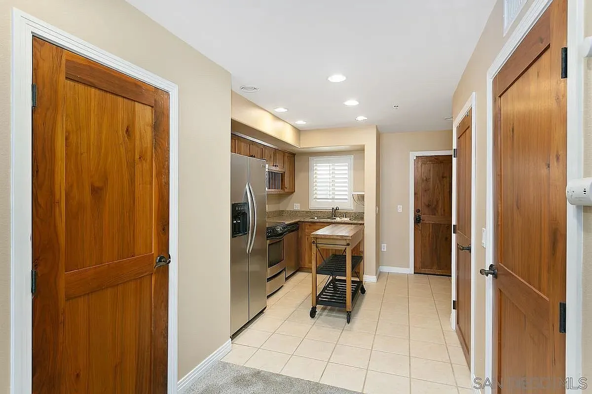 801 W Hawthorn St W — Photo 2