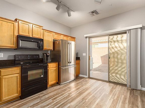 3rd image of 995 E Cantebria Dr