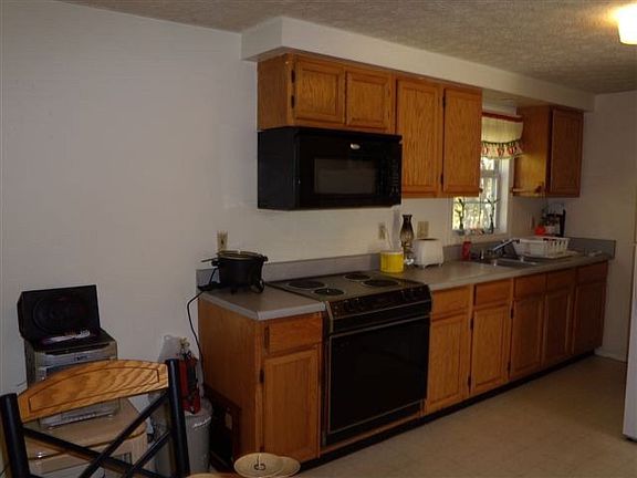 4th image of 123 Village St