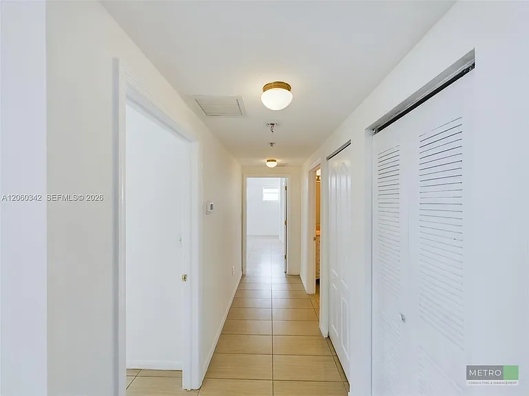 425 NE 30th St #202 — Photo 4