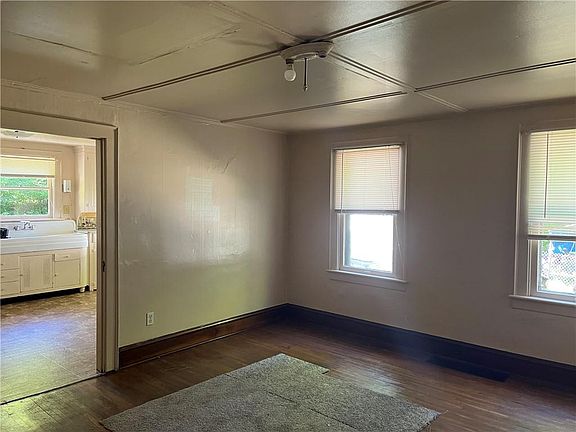 3rd image of 442 Poplar St