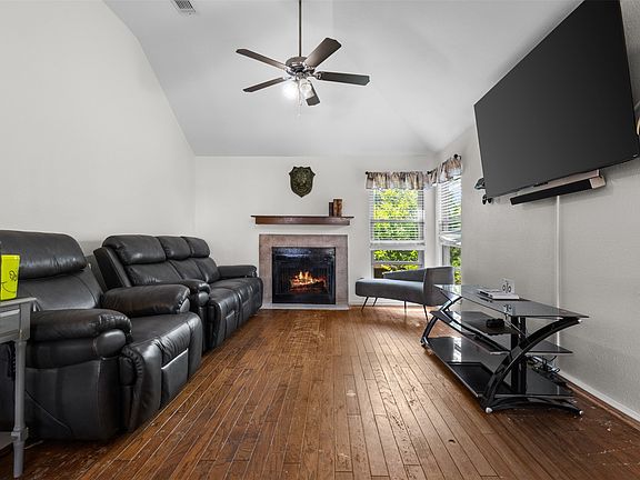 4th image of 704 Meadowcreek Ct