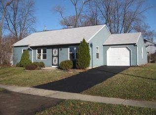 8 Edgewood Dr, Streamwood, IL 60107