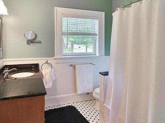 Large bathroom w/tub