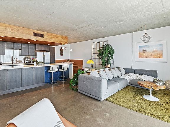 5th image of 207 W Clarendon Ave Unit 9A