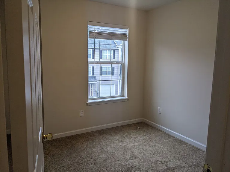 225 Crown Ct — Photo 46