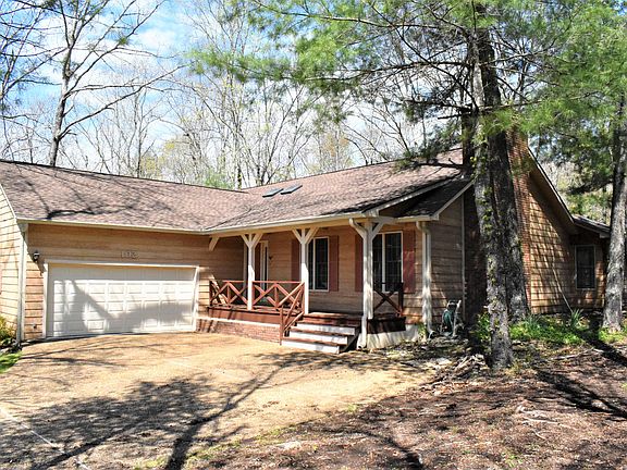 3rd image of 102 Hilton Ln